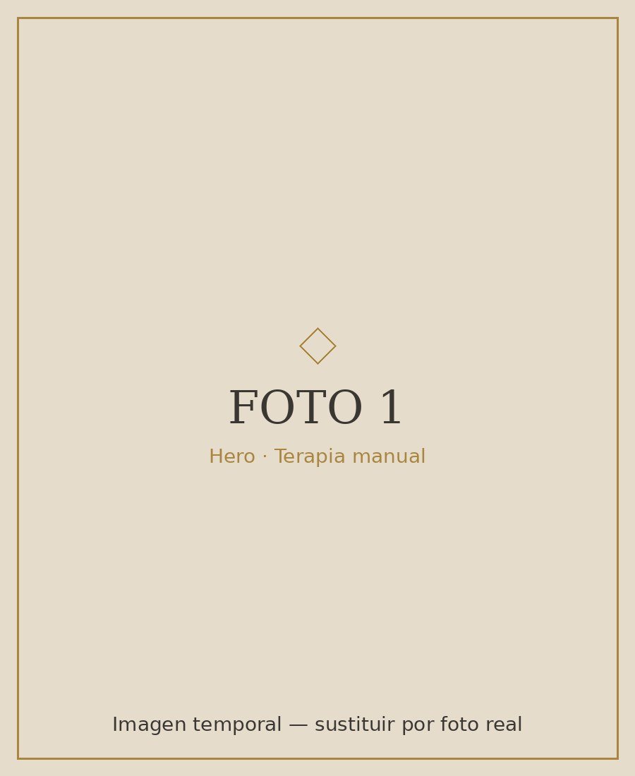 Fisioterapeuta realizando terapia manual a un paciente en camilla, en un ambiente cálido y profesional